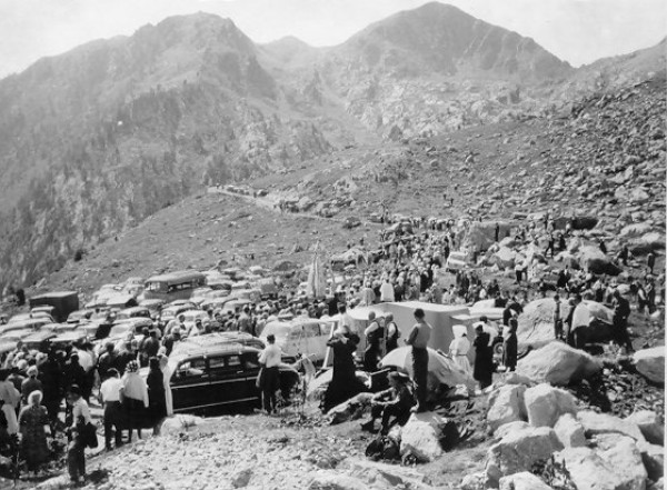 ../Images/processione nel 1959 S.Anna di Vinadio.jpg